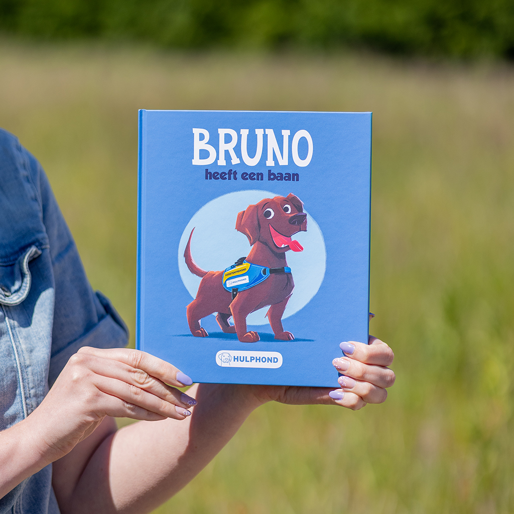 Bruno heeft een baan boek vastgehouden in de buitenlucht